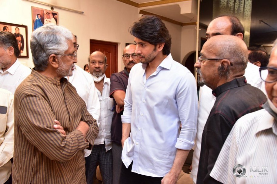 Celebrities-pay-homage-to-superstar-Krishna